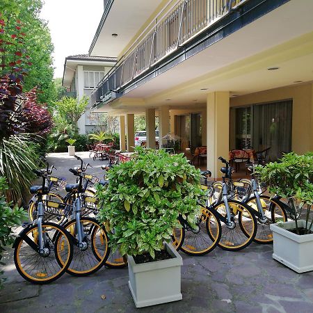 Hotel Devon Rooms & Breakfast 切塞纳蒂科 外观 照片
