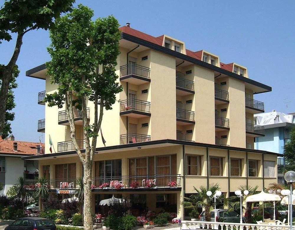 Hotel Devon Rooms & Breakfast 切塞纳蒂科 外观 照片