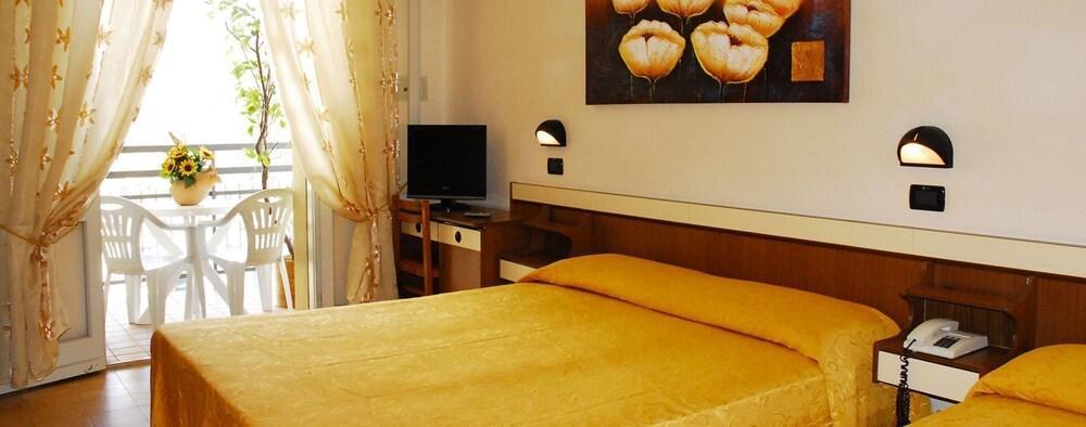 Hotel Devon Rooms & Breakfast 切塞纳蒂科 外观 照片