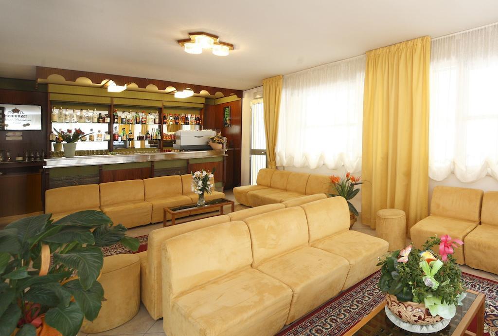 Hotel Devon Rooms & Breakfast 切塞纳蒂科 外观 照片