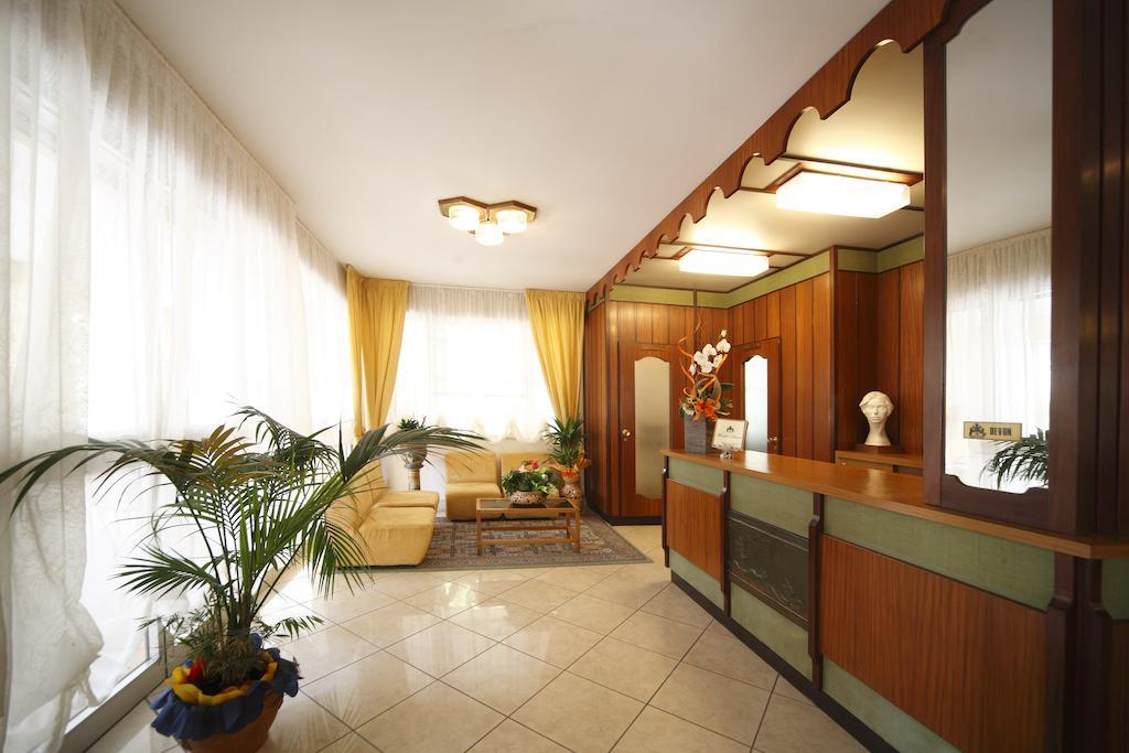 Hotel Devon Rooms & Breakfast 切塞纳蒂科 外观 照片