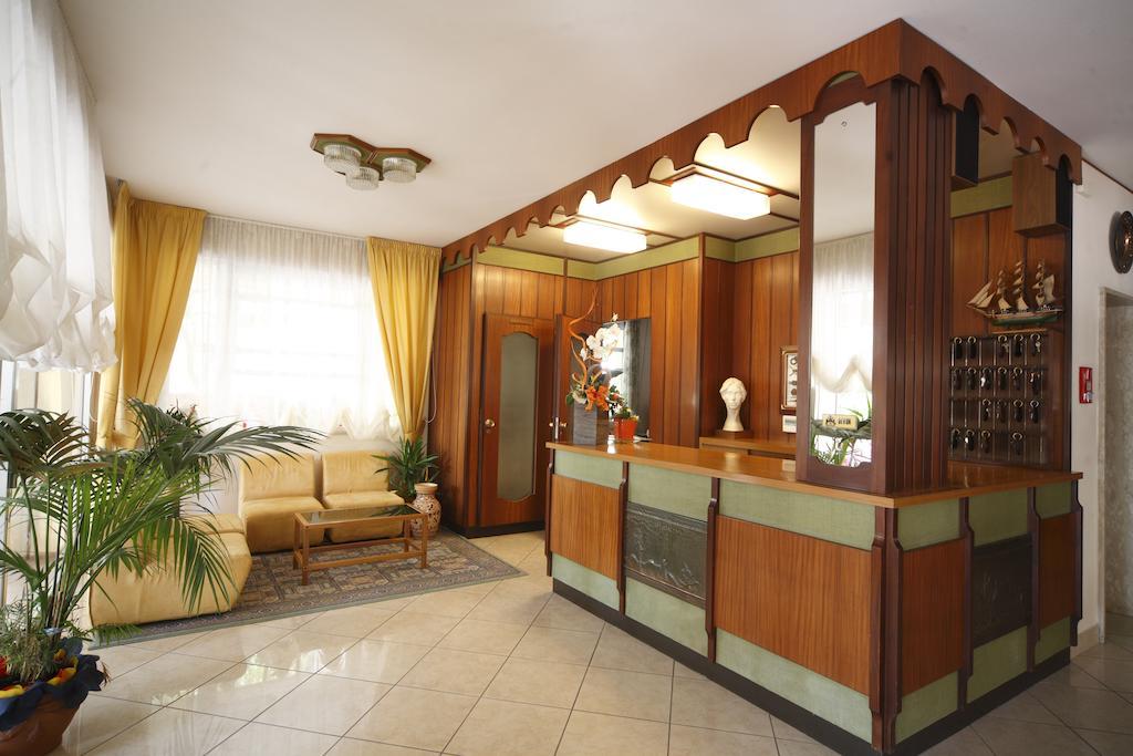 Hotel Devon Rooms & Breakfast 切塞纳蒂科 外观 照片