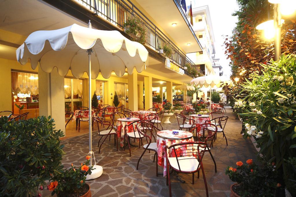 Hotel Devon Rooms & Breakfast 切塞纳蒂科 外观 照片