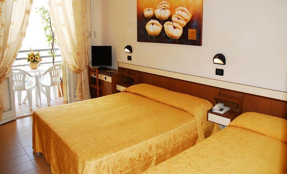 Hotel Devon Rooms & Breakfast 切塞纳蒂科 外观 照片