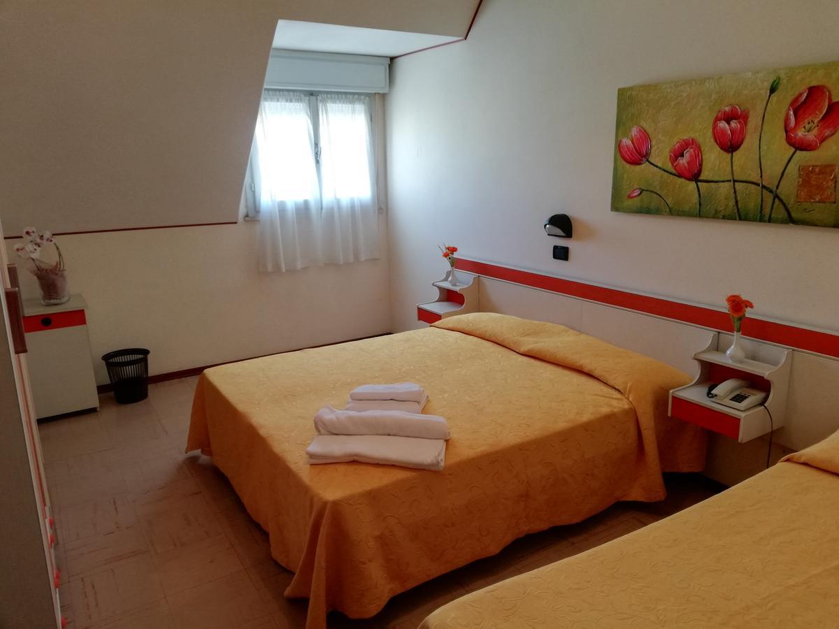 Hotel Devon Rooms & Breakfast 切塞纳蒂科 外观 照片