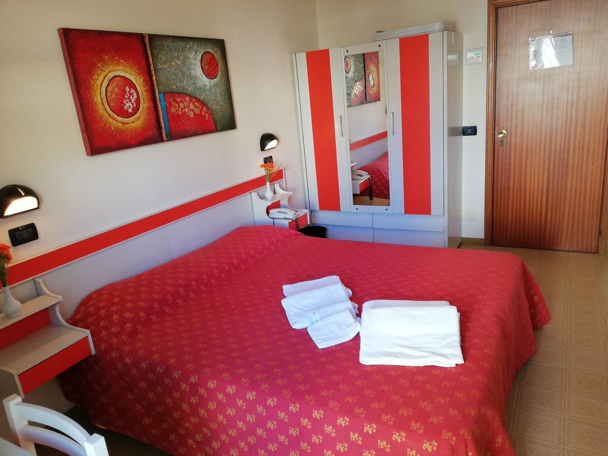 Hotel Devon Rooms & Breakfast 切塞纳蒂科 外观 照片