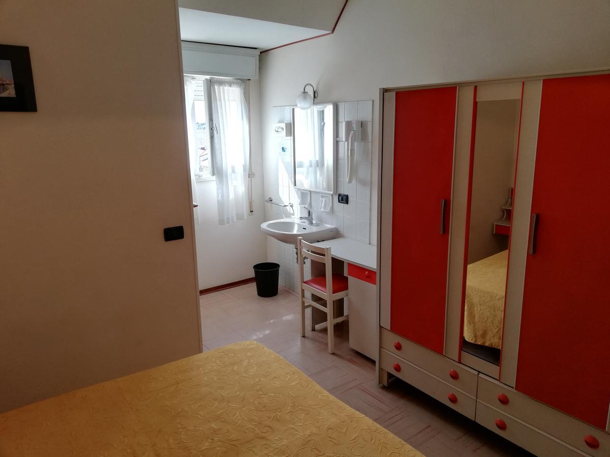 Hotel Devon Rooms & Breakfast 切塞纳蒂科 外观 照片