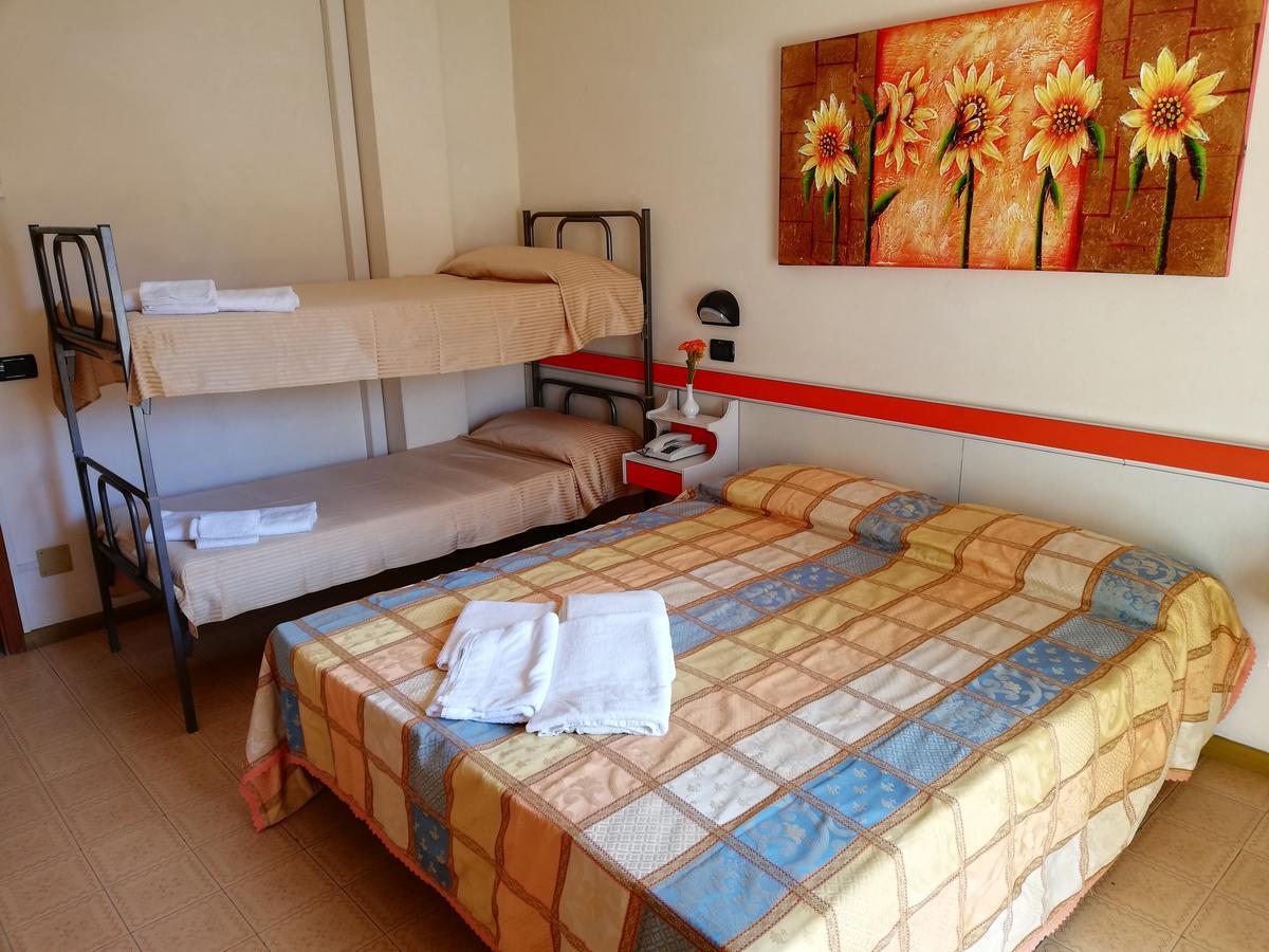 Hotel Devon Rooms & Breakfast 切塞纳蒂科 外观 照片