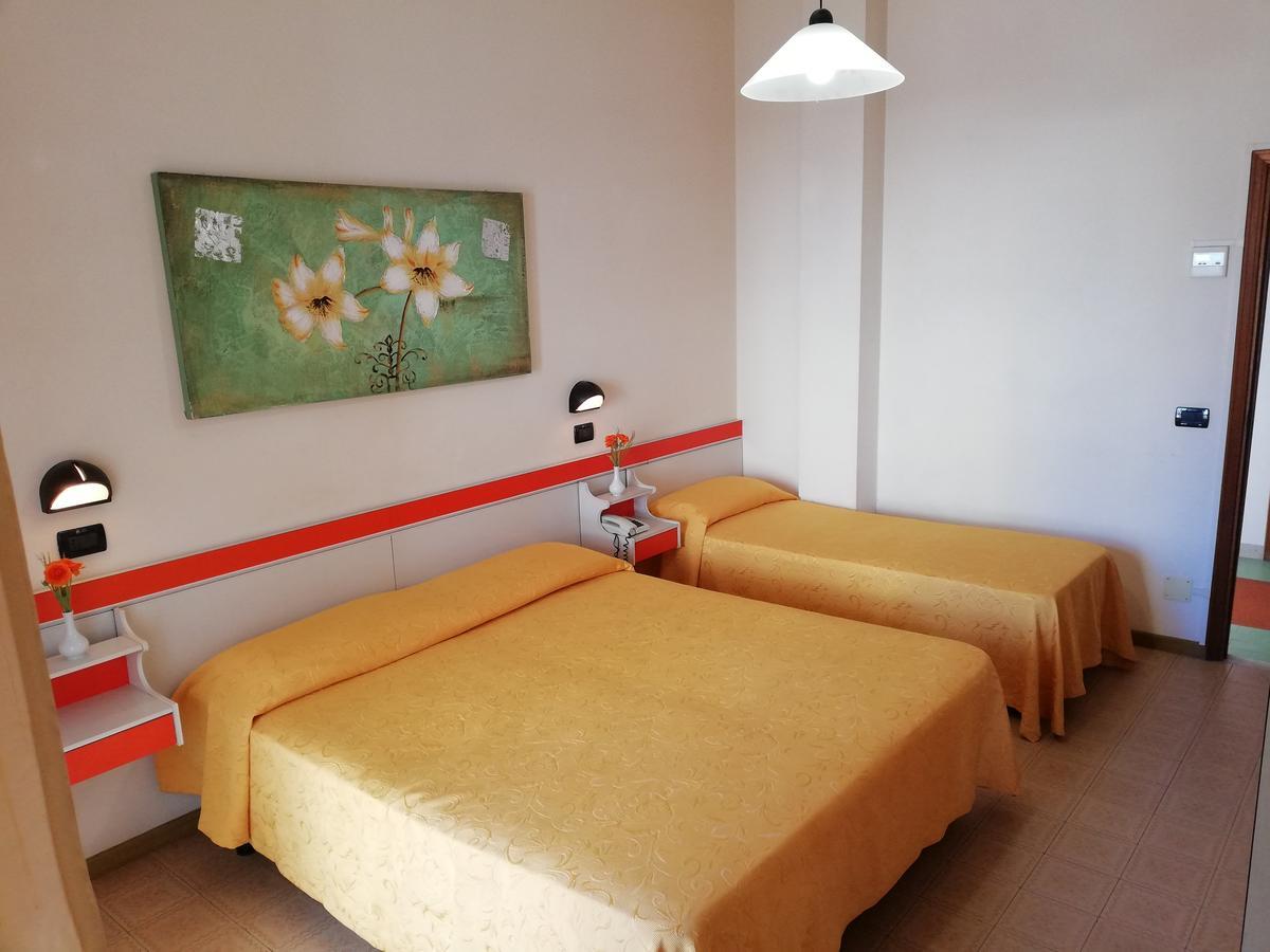 Hotel Devon Rooms & Breakfast 切塞纳蒂科 外观 照片