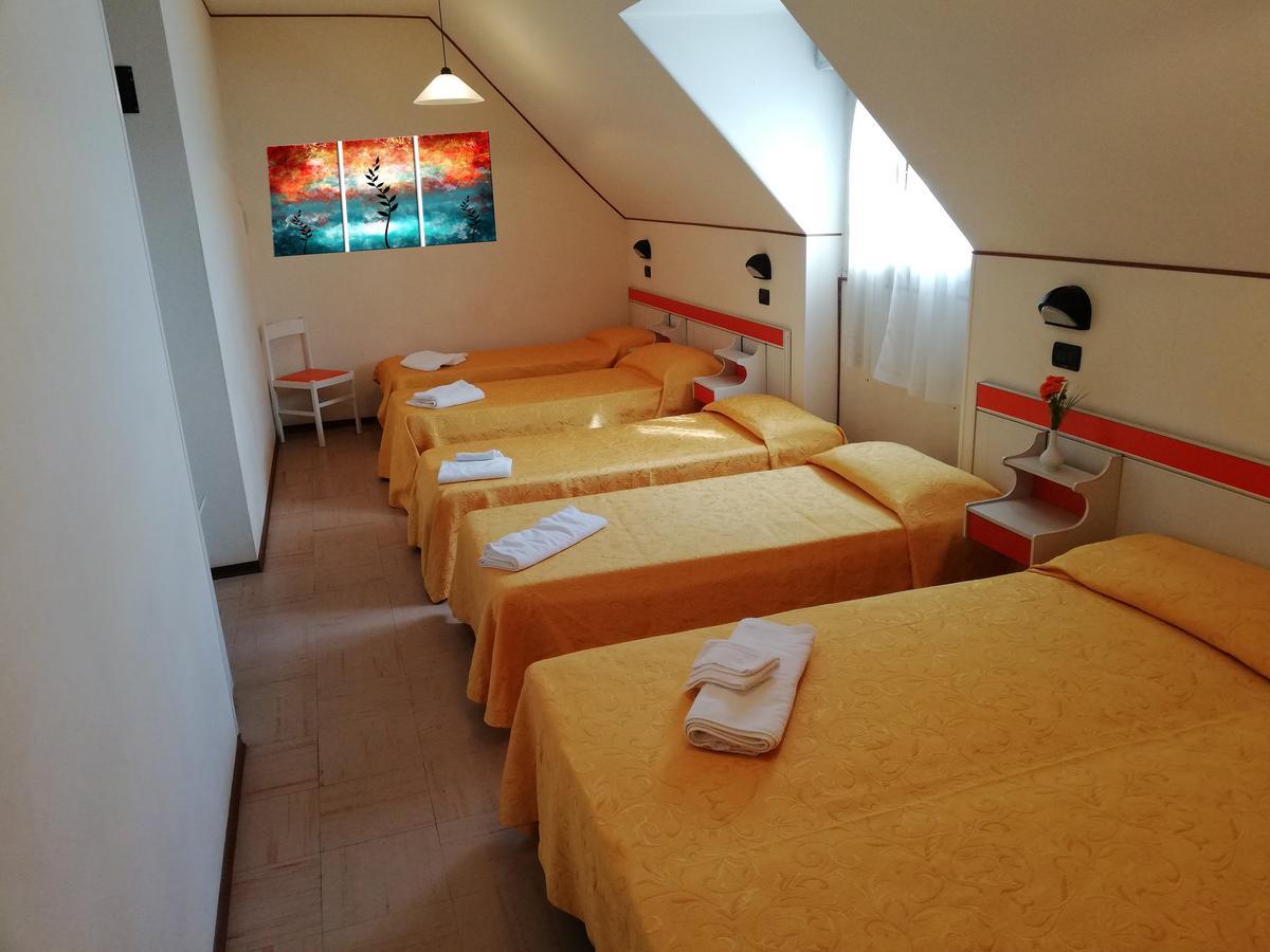 Hotel Devon Rooms & Breakfast 切塞纳蒂科 外观 照片