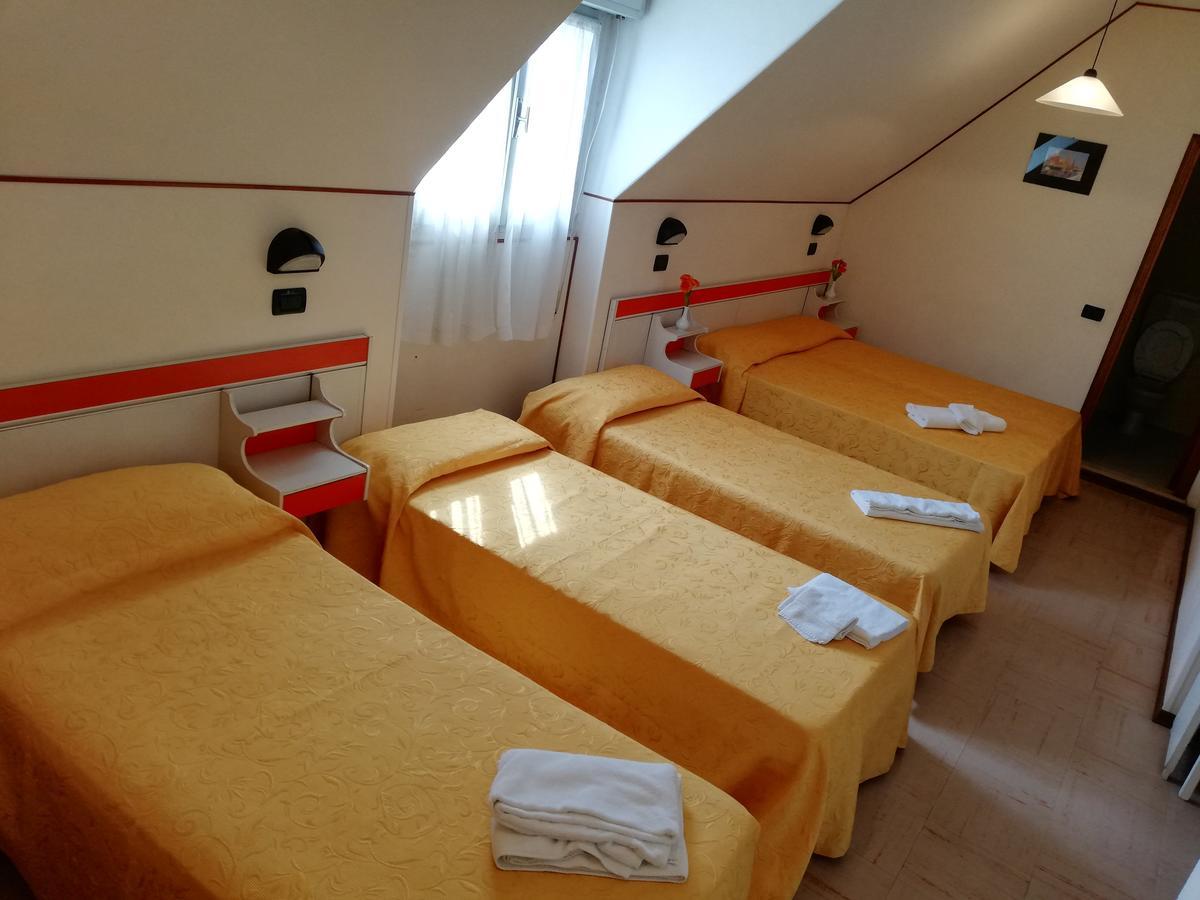 Hotel Devon Rooms & Breakfast 切塞纳蒂科 外观 照片