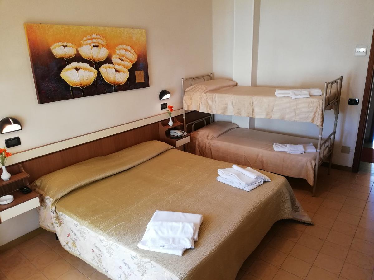 Hotel Devon Rooms & Breakfast 切塞纳蒂科 外观 照片