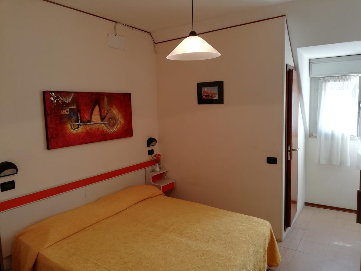 Hotel Devon Rooms & Breakfast 切塞纳蒂科 外观 照片