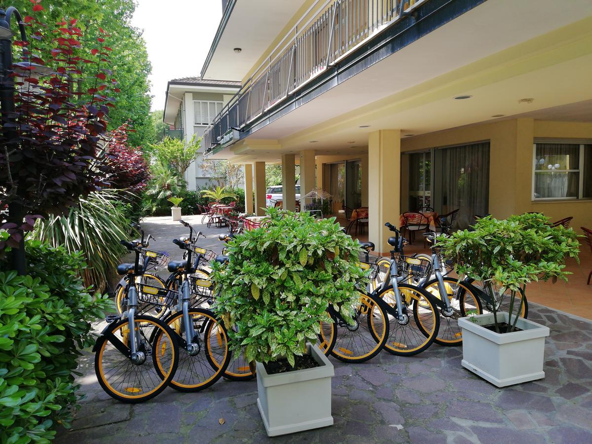Hotel Devon Rooms & Breakfast 切塞纳蒂科 外观 照片