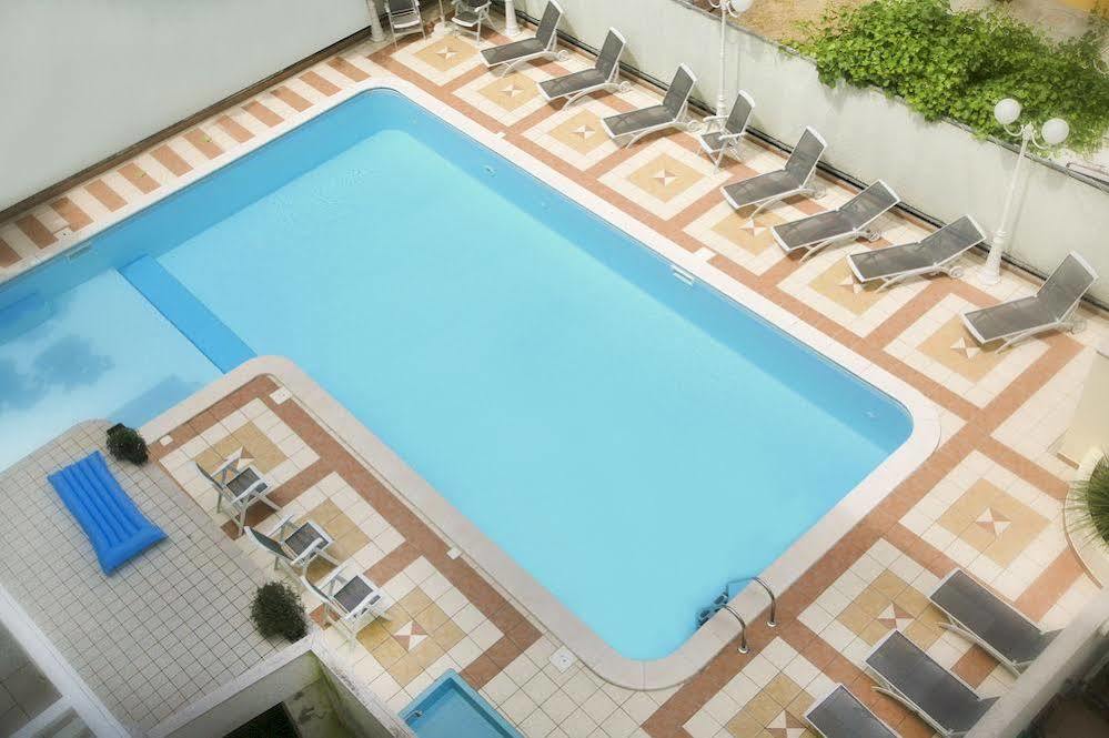 Hotel Devon Rooms & Breakfast 切塞纳蒂科 外观 照片